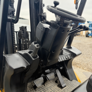 Grua Caterpillar 2.5 Toneladas